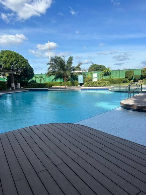 Modern Oasis: Pool + Netflix Apartment *